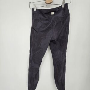 Vuori Stride grey leaf design 7/8 high rise Legging size medium
